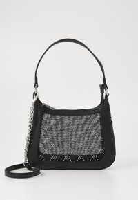 Sac à main noir en cuir avec un panneau texturé gris à motif et des accents en perles, doté d'une chaîne et d'une bandoulière ajustable.