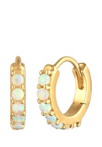 Boucles d'oreilles en or en forme de créole, ornées de cinq pierres d'opale iridescentes le long du bord avant, avec une finition lisse et un mécanisme de fermeture articulé.