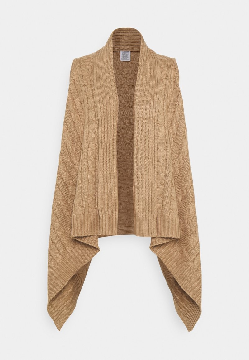 Stickad sjal i ljusbrun, med ribbade kanter och flätstickade mönster. Öppen framsida med draperade ärmar och texturell kontrast.