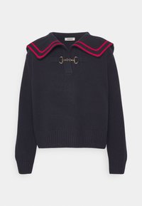 Marinblå stickad tröja med en kontrasterande röd och vit sjömanskrage, guldfärgade detaljer samt ribbad fåll och muddar.