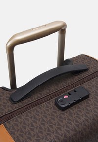 MICHAEL Michael Kors TRAVEL HARDCASE TROLLEY - Ratastega kohver - brown/acorn