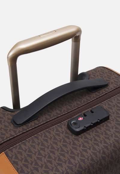 MICHAEL Michael Kors TRAVEL SM HARDCASE TROLLEY - Valise à roulettes - brown/acorn