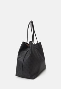 Zwarte tote bag gemaakt van gestructureerd synthetisch materiaal. Voorzien van lange handvatten, een gestructureerde vorm en een subtiel reliëflogo patroon.