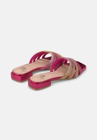 Roze open-te voet sandals met een chunky hak, voorzien van meerdere spiraalvormige banden in gouden en zilveren glitters. Stevige voetbed met het logo van het merk.