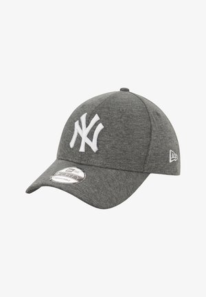 Gorra de béisbol ajustable en color gris con un logotipo bordado en blanco que dice "NY". Presenta un visera curvada y una tela texturizada, corona redonda y etiqueta con el logotipo.