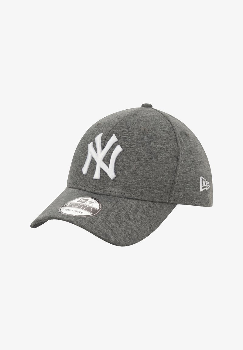 Gorra de béisbol ajustable en color gris con un logotipo bordado en blanco que dice "NY". Presenta un visera curvada y una tela texturizada, corona redonda y etiqueta con el logotipo.