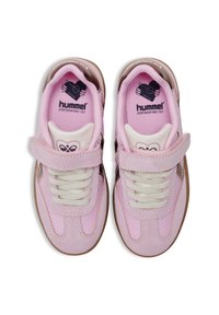 Pinke Sportschuhe mit Klettverschluss und Schnürsenkeln, aus strukturiertem Stoff und Wildleder, mit einer Gummisohle und einem Logo auf der Innensohle.