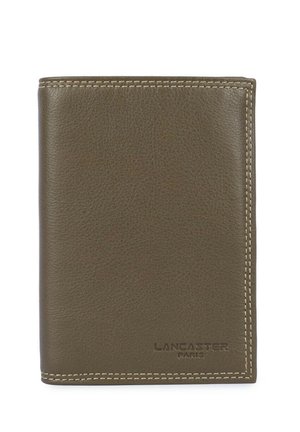 Braune Leder-Geldbörse mit sichtbaren Nähten und geprägtem "LANCASTER PARIS" Logo in der unteren rechten Ecke.