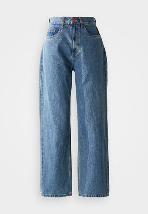 Jeans din denim de un albastru deschis, cu croi evazat, talie înaltă, design cu cinci buzunare și închidere cu un nasture roșu. Prezintă o ușoară decolorare și cusături decorative.