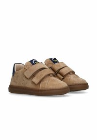 Sneaker in suede beige con due cinturini regolabili in Velcro, dettagli perforati e una patch logo blu navy e verde sulla linguetta.