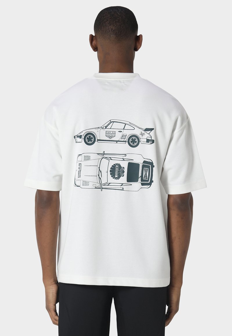 Πίσω μέρος λευκού T-shirt με μαύρα γραμμικά σχέδια ενός κλασικού αυτοκινήτου Porsche, εμφανιζόμενο από πλευρικές και κορυφαίες όψεις.
