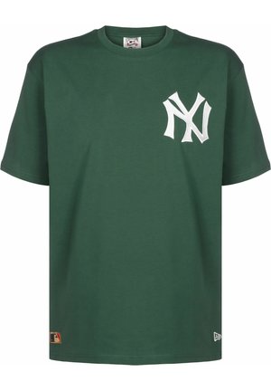 T-shirt manches courtes vert foncé avec grand logo blanc entrelacé NY sur la poitrine gauche et petits logos MLB et de la marque près de l'ourlet inférieur.