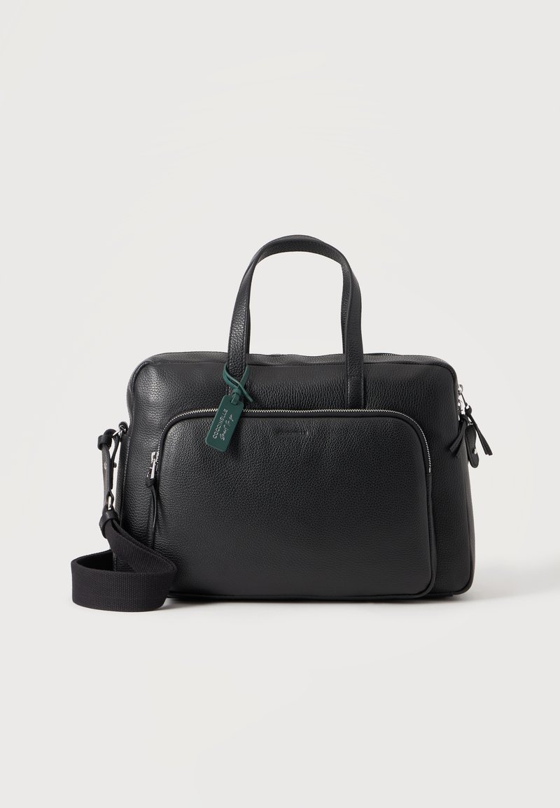 Malette noire en cuir avec poche zippée à l'avant, doubles poignées, bandoulière amovible et une étiquette verte attachée à une des poignées.
