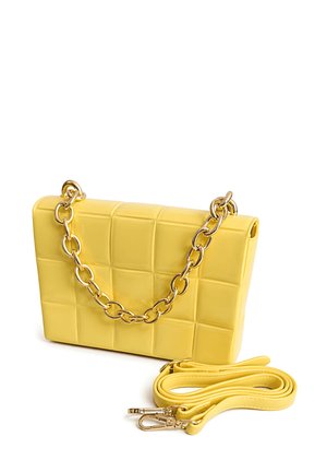 Bolso acolchado amarillo con asa de cadena dorada y una correa amarilla desmontable con cierres metálicos.