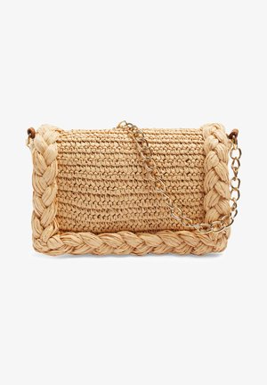 Vævet stråtaske med rektangulær form, naturlig beige farve, flettede detaljer og en skulderrem i guldkæde.