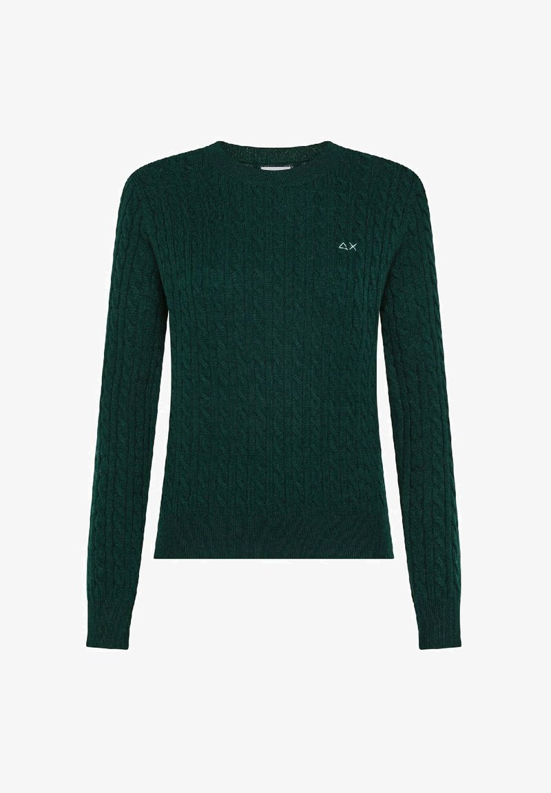 Maglione lungo a maniche lunghe in maglia cablata verde scuro con collo a giro e piccolo logo ricamato in bianco sul petto.