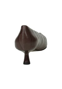 Scarpa con tacco sintetica marrone caratterizzata da una punta affusolata, un motivo testurizzato a coccodrillo e un tacco moderato con base arrotondata.