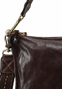 Borsa in pelle marrone con forma arrotondata, finitura texture, tracolla intrecciata e dettagli in metallo dorato. Chiusura superiore con zip.