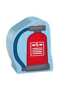 Roter hölzerner Spielzeugfeuerlöscher mit einem blauen Schlauch, ausgestattet mit einem grauen Griff und bedruckten Etiketten, vor einem hellblauen Hintergrund.