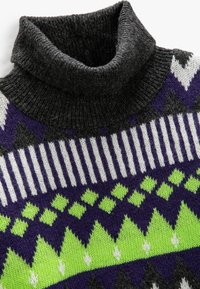 Sweter dzianinowy z czarnym golfem. Posiada geometryczne wzory w kolorach purpury, zieleni, bieli i szarości. Miękka tekstura, średnia grubość.