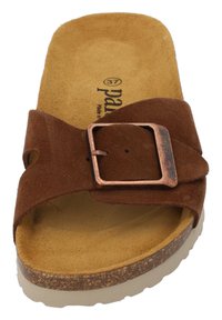 Bruine suède slipper met een brede band en een metalen gesp, kurken voetbed en een lichtbeige rubberen zool.