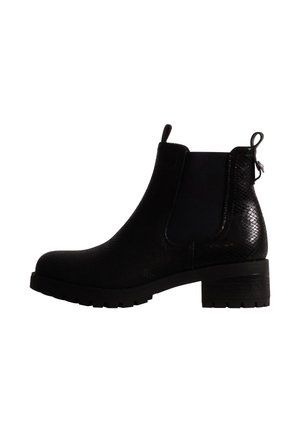 Bota de tobillo negra con parte superior texturizada, paneles laterales elásticos, lengüetas de tirón, tacón bajo de bloque y suela con tacos, mostrada desde el lado exterior.
