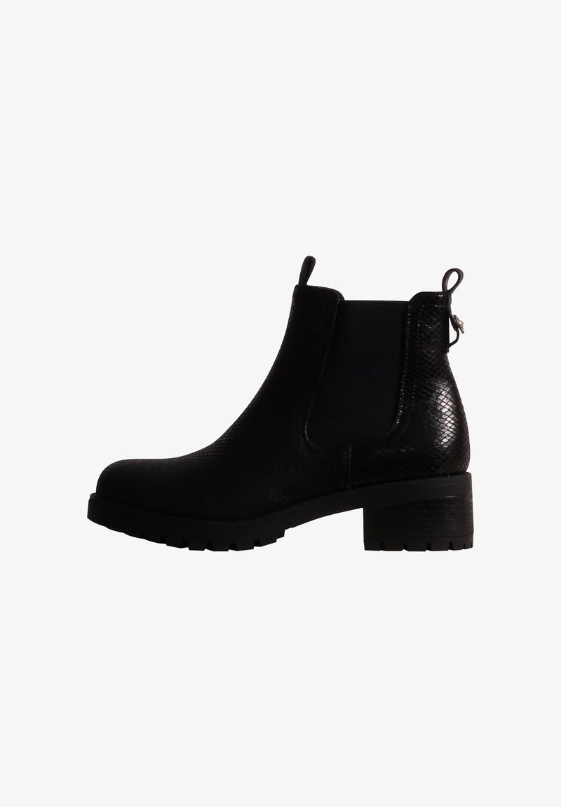 Bota de tobillo negra con parte superior texturizada, paneles laterales elásticos, lengüetas de tirón, tacón bajo de bloque y suela con tacos, mostrada desde el lado exterior.
