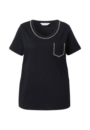 Černé krátké tričko s krátkým rukávem vyrobené z měkkého bavlněného materiálu, s kulatým výstřihem, ozdobnými korálkovými detaily kolem límce a s přední kapsou.