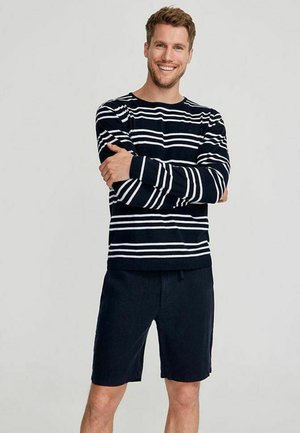 Marineblå og hvide stribede langærmede skjorte med rund hals, parret med mørke shorts; afslappet pasform, bomuldsstof, afslappet design.