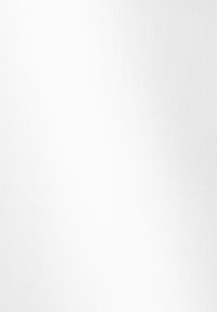 Una donna che pulisce una grande finestra di vetro usando un tergivetro blu e un panno giallo mentre si trova fuori da un edificio.