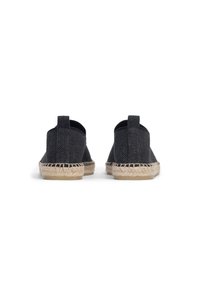Černé espadrilky s texturovaným textilním svrškem, uzavřenou patou a kontrastní přírodní jutovou podrážkou. Plochý, minimalistický design.