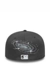 Cappellino da baseball nero con design a ricamo bianco di galassia sulla parte superiore, con stelle e una patch con logo sul fronte.