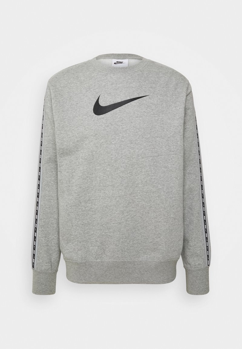 Šedá mikina s kulatým výstřihem, černé logo Nike na hrudi a pruhované černé akcenty podél rukávů. Měkká textilie.