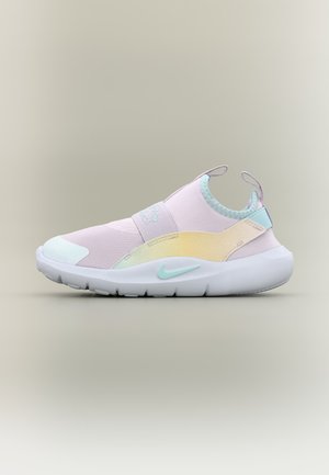 Lyserød slip-on træningssko med pastelblå og gule accenter og hvid sål, med Nike-logo på siden.