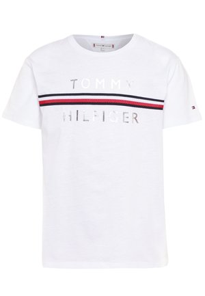 Bílé bavlněné tričko s vodorovným červeným a tmavě modrým pruhovaným vzorem, na prsou s kovově stříbrným nápisem "TOMMY HILFIGER".