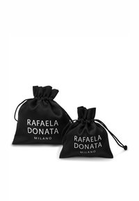 Sorte satin drawstring poser i to størrelser med teksten "RAFAELA DONATA MILANO" i hvid. Glat tekstur med samlet top.