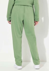 Ulla Popken KUSCHELWEICHE INNENSEITE ELASTIKBUND - Jogginghose - sage green