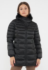 Cappotto piumino nero con chiusura a zip, design trapuntato e cappuccio in pelliccia sintetica nera staccabile. Presenta polsini elasticizzati e tasche laterali.