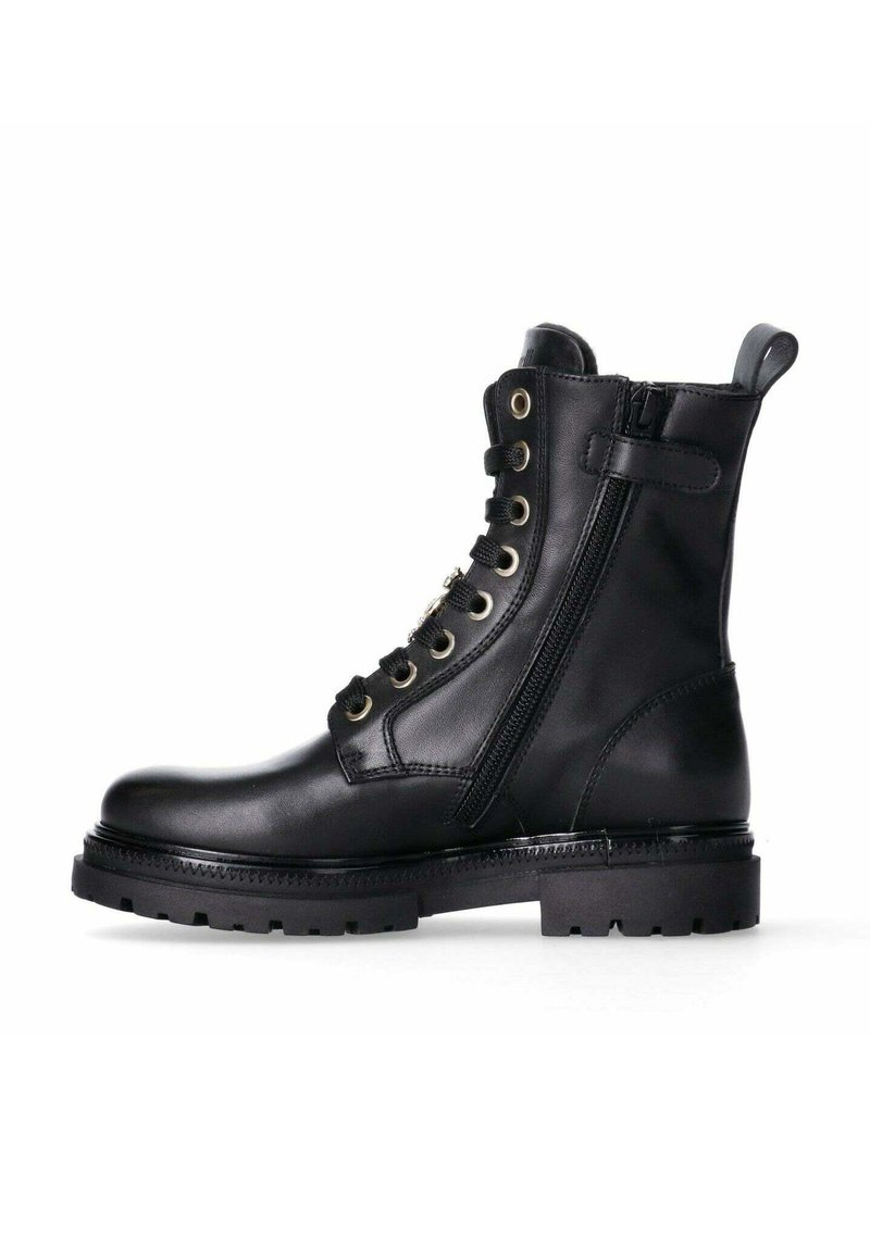 Stivale alla caviglia in pelle nera con lacci sulla parte frontale, chiusura con zip laterale, punta rotonda e suola in gomma testurizzata. Presenta occhielli e anelli in metallo.