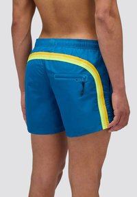 Shorts da nuoto blu con design a strisce gialle e verdi lungo il lato, dotati di una tasca con zip e di una vita elastica.