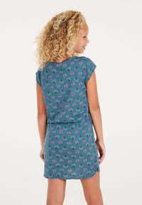 Blaues Kleid mit kurzen Ärmeln, versehen mit einem floralem Muster in Pink und Grün. Elastischer Taillenbund und seitliche Schlitze für besseren Bewegungsfreiheit.
