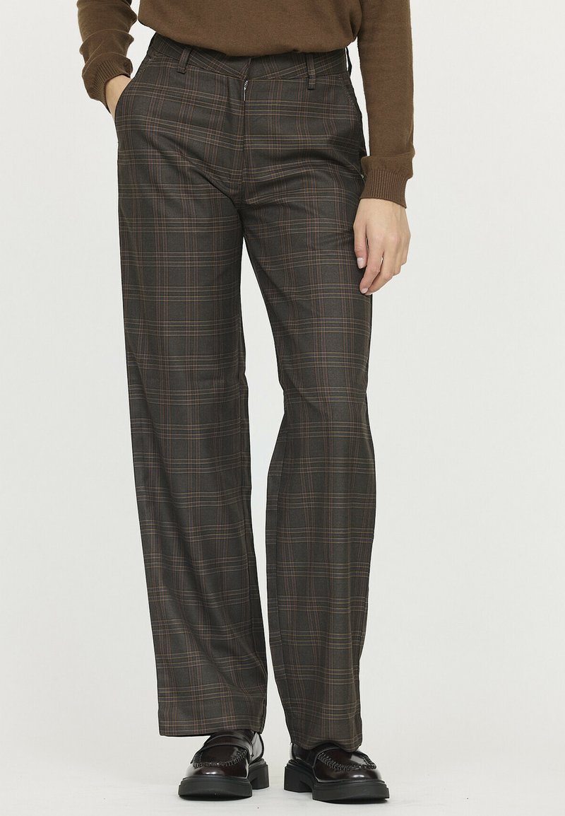 Pantalons à carreaux marron en tissu léger, avec une coupe droite, des poches avant et des lignes orange contrastantes dans le motif.