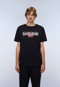 Tricou negru cu mânecă scurtă, având un print grafic al steagului norvegian, cu textul "NAPAPIJRI geographic" deasupra, în alb și bej.