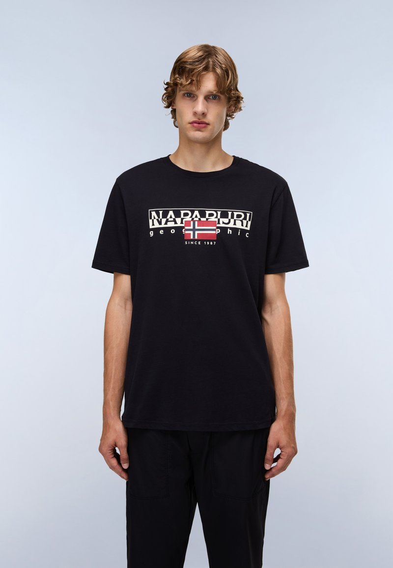 Tricou negru cu mânecă scurtă, având un print grafic al steagului norvegian, cu textul "NAPAPIJRI geographic" deasupra, în alb și bej.