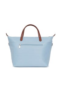 Borsa tote blu chiaro con manici in pelle marrone, dotata di una tasca frontale con zip e un design rettangolare semplice e ampio per un facile accesso.