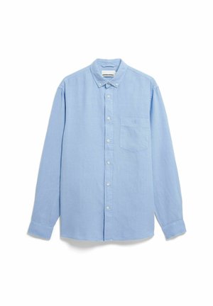 Hellblaues langärmliges Hemd mit Knopfleiste, Kragen und Brusttasche, flach auf weißem Hintergrund ausgelegt.