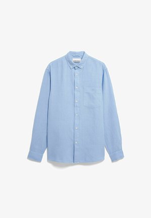 Hellblaues langärmliges Hemd mit Knopfleiste, Kragen und Brusttasche, flach auf weißem Hintergrund ausgelegt.