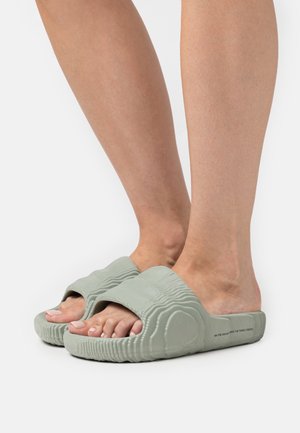 ADILETTE 22  - Badslippers - silver green/core black