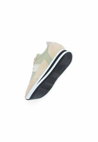 Sneaker verde chiaro e beige realizzata in suede e tessuto, con una suola intermedia bianca e una suola esterna in gomma nera texturizzata.