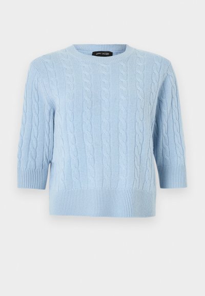 Pull tricoté bleu clair avec motifs torsadés, col rond, manches longueur coude, poignets et ourlet côtelés, étiqueté Marc Jacobs.